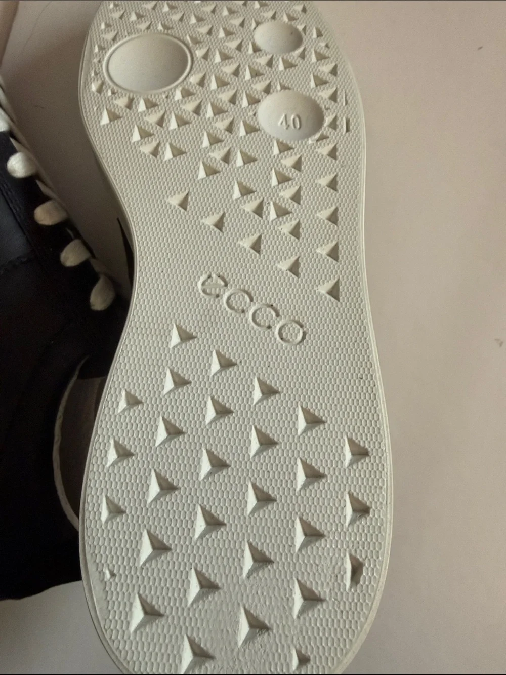 NWT ECCO WOMEN’S BLACK PADDED STREET LITE ROUND TOE LEATHER SNEAKER, 9/EU 40